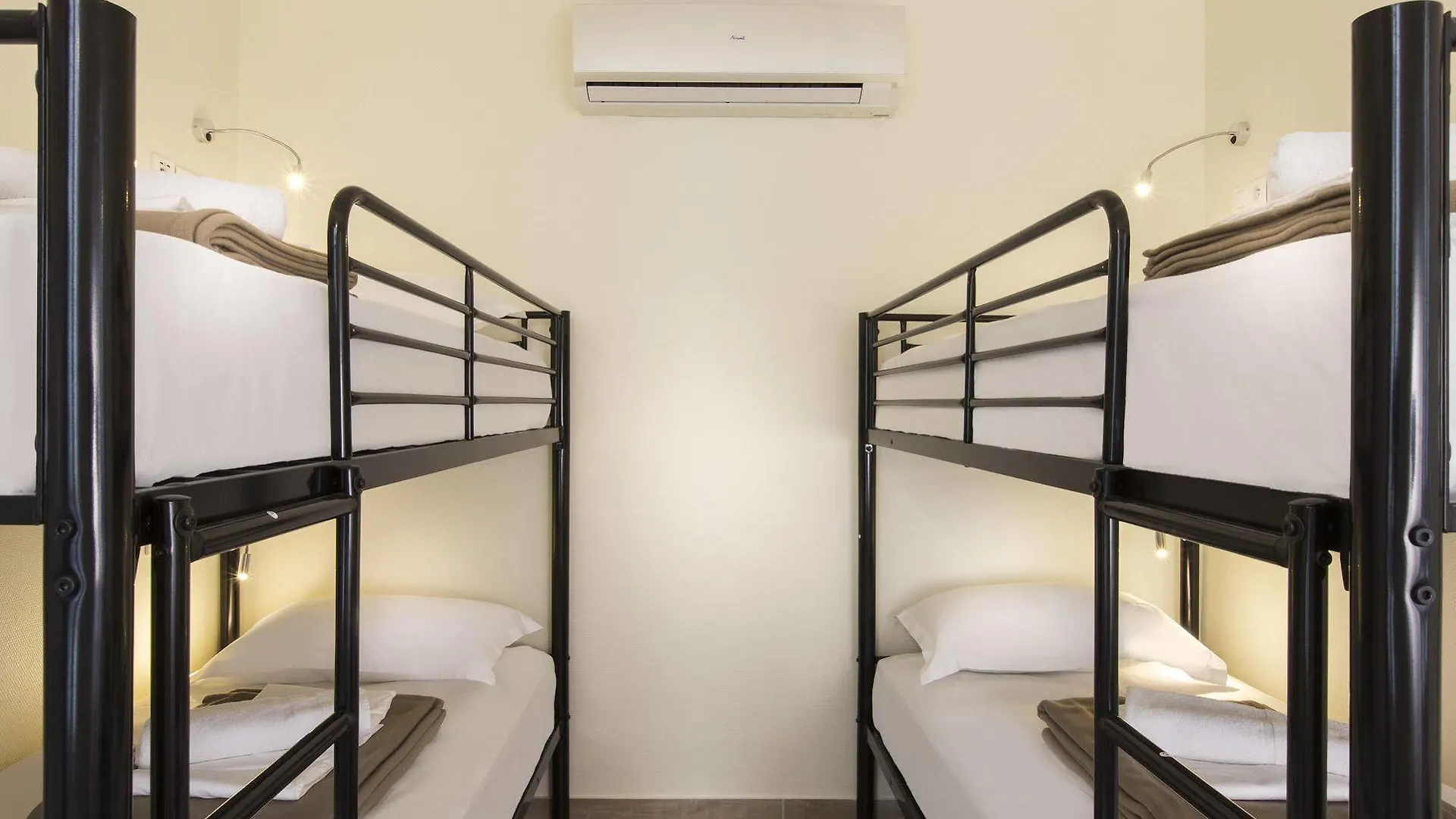 Enjoy Hostel Paris 0*,  France