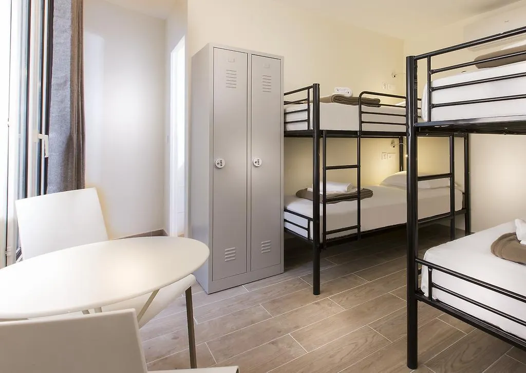 Enjoy Hostel Paris 0*,
