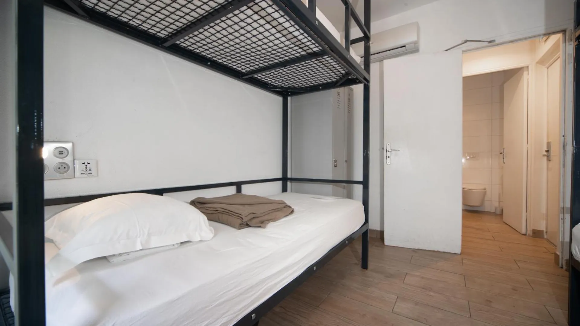 Enjoy Hostel Paris 0*,  France